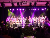 Die Untied Voices beim Broadway-Konzert auf der Bühne